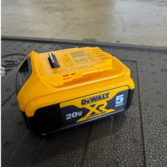 DeWalt 20v 2-Pack Lithium-Ion Batteries with Charger & Tool Bag - Picture 3 of 11